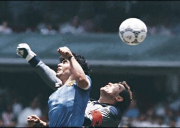 Topi mitik i golit të Maradonës Dora e Zotit del në ankand, nis shitja me 2.5 mln dollarë