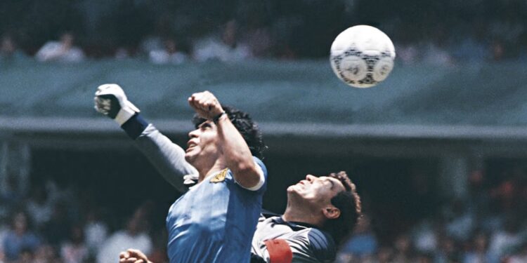 Topi mitik i golit të Maradonës Dora e Zotit del në ankand, nis shitja me 2.5 mln dollarë