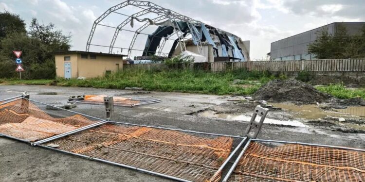 Tornadoja godet Italinë, rreth 40 plagosur dhe dëme të mëdha në Kremonë; shembet çatia e katedrales, dëmtohet bashkia