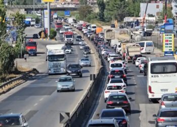 Trafik i rënduar në Durrës, forca shtesë nga Tirana; policia apel drejtuesve për qetësi dhe kujdes