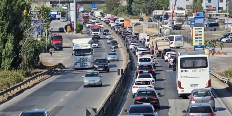 Trafik i rënduar në Durrës, forca shtesë nga Tirana; policia apel drejtuesve për qetësi dhe kujdes