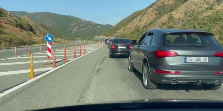 Trafik i rënduar në Rrugën e Kombit, largimi i turistëve krijon radhë kilometrike dhe pritje 40 minutëshe
