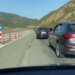 Trafik i rënduar në Rrugën e Kombit, largimi i turistëve krijon radhë kilometrike dhe pritje 40 minutëshe