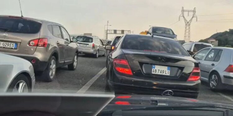 Trafiku i rënduar në Elbasan dhe fluksi i emigrantëve në gusht vështirësojnë lëvizjet drejt juglindjes