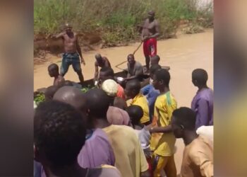 Tragjedi në Nigeri: Varka e mbingarkuar përmbyset dhe fundoset, 40 fëmijë humbin jetën, dhjetëra të tjerë të zhdukur