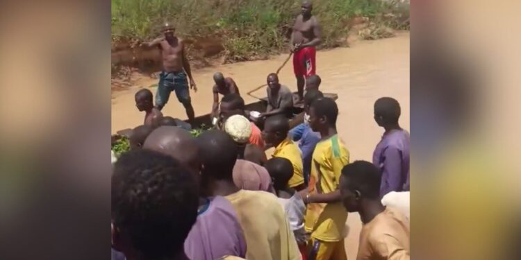 Tragjedi në Nigeri: Varka e mbingarkuar përmbyset dhe fundoset, 40 fëmijë humbin jetën, dhjetëra të tjerë të zhdukur