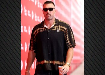 Travis Kelce shfaq për herë të parë unazën e martesës një muaj pas dasmës me Taylor Swift