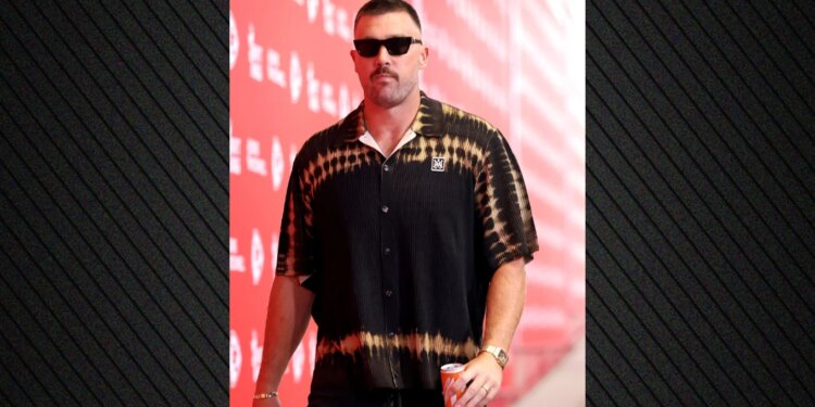 Travis Kelce shfaq për herë të parë unazën e martesës një muaj pas dasmës me Taylor Swift