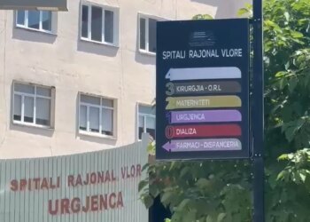 Tre persona dhunuan rëndë 50-vjeçarin në Vlorë, policia identifikon dhe shoqëron njërin, i plagosuri transportohet në spital