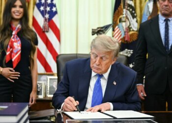 Trump nënshkruan urdhrin e ri për vaksinat e fëmijëve; rekomandimet kufizohen në 11