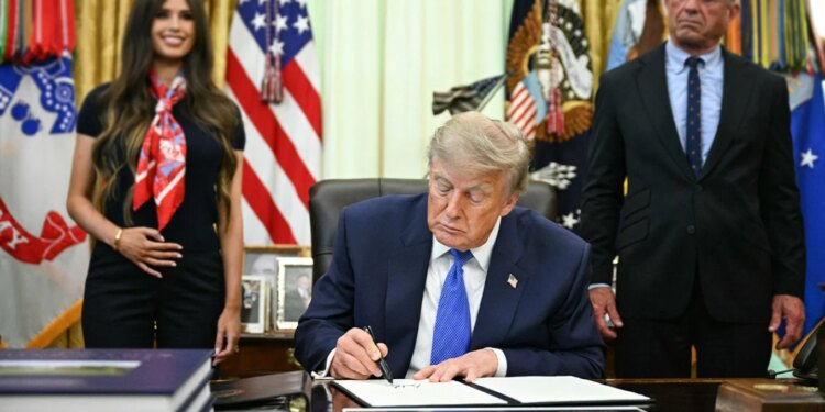 Trump nënshkruan urdhrin e ri për vaksinat e fëmijëve; rekomandimet kufizohen në 11