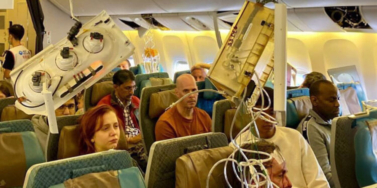 Turbulencat fatale në fluturimin e Singapore Airlines; veja e viktimës padit kompaninë ajrore
