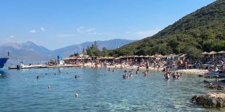 Turistët pushtojnë Karaburunin, hotelet plot në pikun e sezonit veror