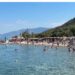 Turistët pushtojnë Karaburunin, hotelet plot në pikun e sezonit veror