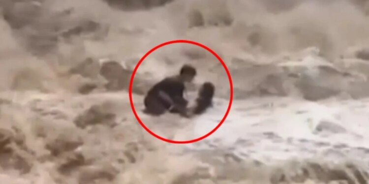 Turistët rrëmbehen nga rrëketë në një ujëvarë në Tajlandë, shpëtohen mrekullisht në minutën e fundit