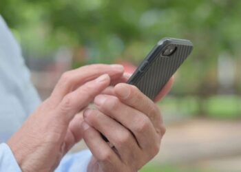 Turisti egjiptian humb jetën në Limasol të Qipros duke tentuar të marrë telefonin që i ra në det