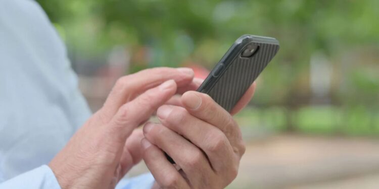 Turisti egjiptian humb jetën në Limasol të Qipros duke tentuar të marrë telefonin që i ra në det