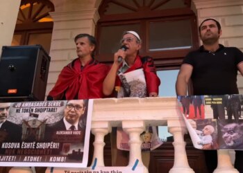 Turp, turp! Debati për hapjen e konsullatës serbe në Shkodër, banorët protestojnë për plagët e freskëta dhe vuajtjet