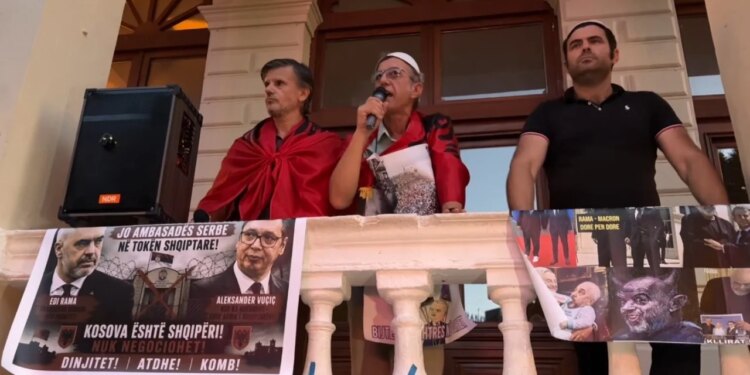 Turp, turp! Debati për hapjen e konsullatës serbe në Shkodër, banorët protestojnë për plagët e freskëta dhe vuajtjet