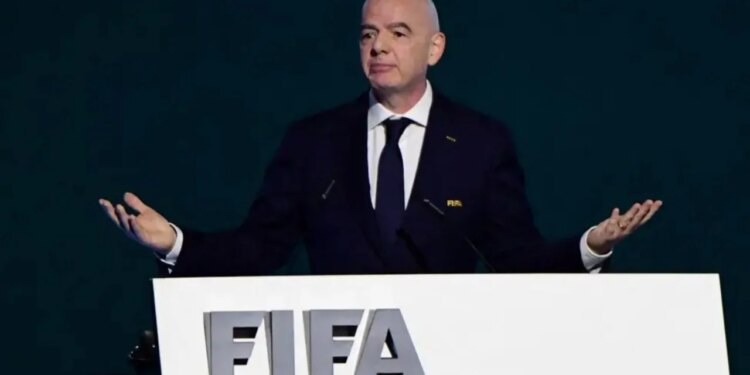 Uellsi e Anglia i tërheqin mbështetjen Gianni Infantinos; presioni ndaj presidentit të FIFA-s kulmon