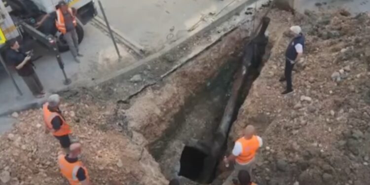 Ujërat e zeza përmbytnin Kasharin prej vitesh, Rama publikon videon: Një pemë 8 metra varrosej në kolektor