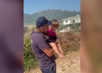 :VIDEO/ Momenti prekës kur zjarrfikësi qetëson fëmijën e trembur nga zjarret në Mallakastër, evakuohen banorët