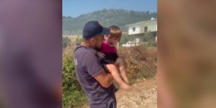 :VIDEO/ Momenti prekës kur zjarrfikësi qetëson fëmijën e trembur nga zjarret në Mallakastër, evakuohen banorët