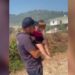 :VIDEO/ Momenti prekës kur zjarrfikësi qetëson fëmijën e trembur nga zjarret në Mallakastër, evakuohen banorët