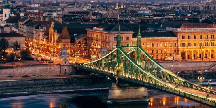 Vala ekstreme e nxehtësisë: Hungaria fik ndriçimin dekorativ të disa monumenteve ikonike të Budapestit për kursim energjie