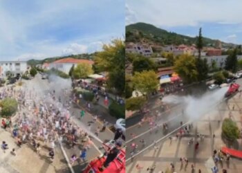 Vapa ekstreme: zjarrfikësit freskojnë qendrën e Gramshit, fëmijët gëzohen nga shiu i autobotit