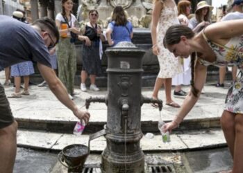 Vapa vë 'me shpatulla pas muri' Italinë, tjetër valë nxehtë do të prekë qytete kryesore, por më pas…