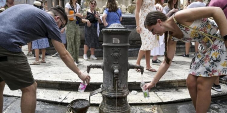 Vapa vë 'me shpatulla pas muri' Italinë, tjetër valë nxehtë do të prekë qytete kryesore, por më pas…