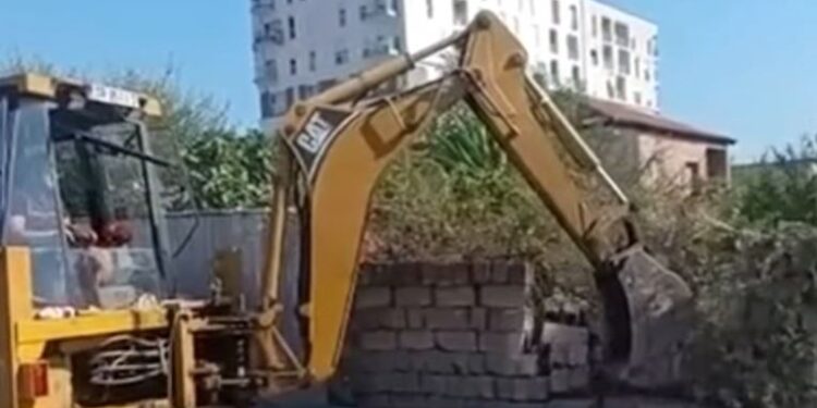 Vazhdon aksioni në Tiranë për lirimin e hapësirave publike, kryeministri Rama publikon pamjet