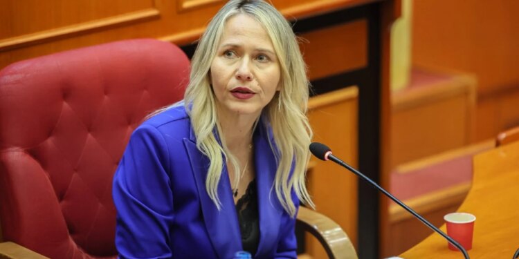 Veliaj i hoqi kompetencat; Anuela Ristani dorëhiqet: Largohem nga Bashkia e Tiranës pas 11 vitesh, mbetem gjithmonë xhomllikse