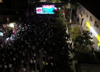 Verë dhe Portokalle në skenën e Peqinit: Qindra spektatorë shijojnë humorin, turneu veror vijon drejt Kavajës