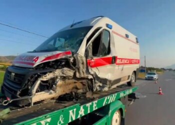 Video: Aksident në Maliq, autoambulanca përplaset me automjet tjetër; një i plagosur