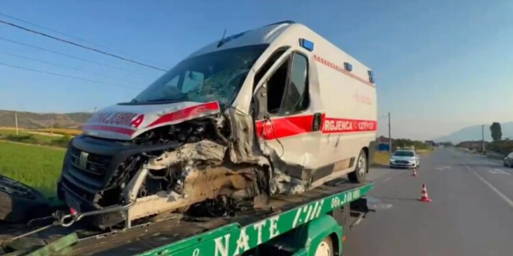 Video: Aksident në Maliq, autoambulanca përplaset me automjet tjetër; një i plagosur