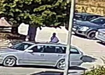 Video: E pazakontë në Fier, qytetarit i vjedhin paratë në makinë gjatë një ceremonie mortore