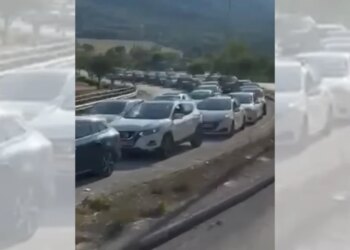 Video/ Kakavijë në situatë të rënduar, radhë kilometrike makinash që duan të kalojnë në Shqipëri