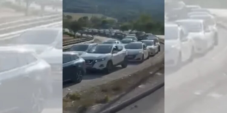 Video/ Kakavijë në situatë të rënduar, radhë kilometrike makinash që duan të kalojnë në Shqipëri