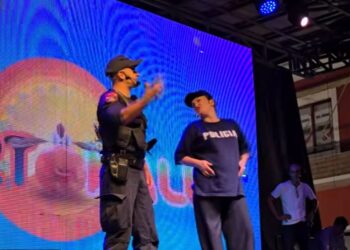 Video: Kavaja në festë me Portokallinë! Humor, muzikë dhe duartrokitje në shëtitore