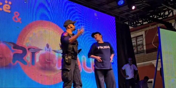 Video: Kavaja në festë me Portokallinë! Humor, muzikë dhe duartrokitje në shëtitore