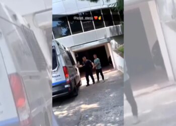Video/ Kristjan Sterjo, që vrau shokun e fëmijërisë, pritet si 'hero' kur del nga paraburgimi