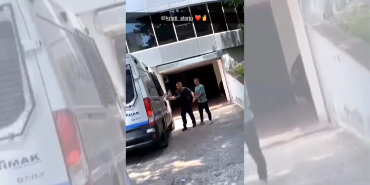 Video/ Kristjan Sterjo, që vrau shokun e fëmijërisë, pritet si 'hero' kur del nga paraburgimi