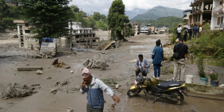 Video/ Përmbytje të tmerrshme në Nepal: të paktën 8 të vdekur, momenti kur valët e mëdha përpijnë gjithçka