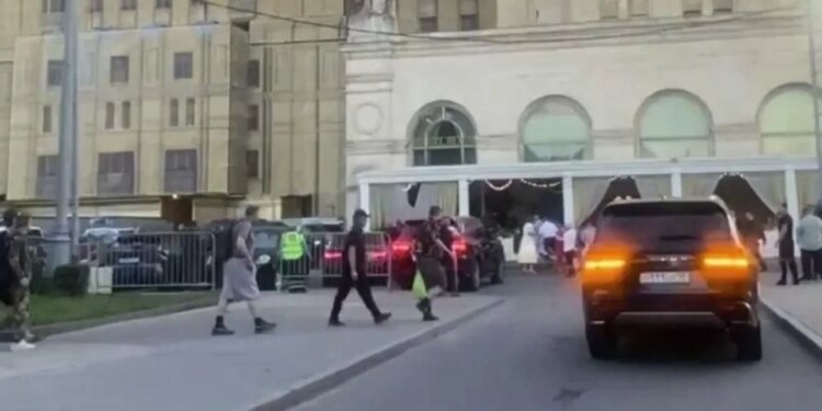 Video/ Shpërthim i fuqishëm pranë një kafeneje në qendër të Moskës: tre të vdekur, 15 të plagosur