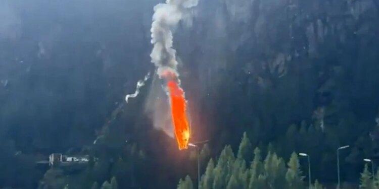 Video/ Tragjedi në veri të Italisë: helikopteri godet kabllot e teleferikut, shpërthen në flakë; vdesin dy në bord