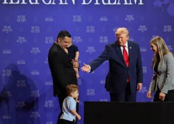 Video/ Trump kap vogëlushin para se të bjerë nga skena, ironizon Biden: S’dua që të bëhet si ai