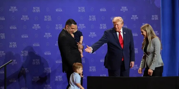 Video/ Trump kap vogëlushin para se të bjerë nga skena, ironizon Biden: S’dua që të bëhet si ai