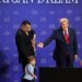 Video/ Trump kap vogëlushin para se të bjerë nga skena, ironizon Biden: S’dua që të bëhet si ai